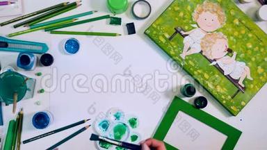 绿色调色板的颜色。 艺术家绘画用画笔绿色空白背景。